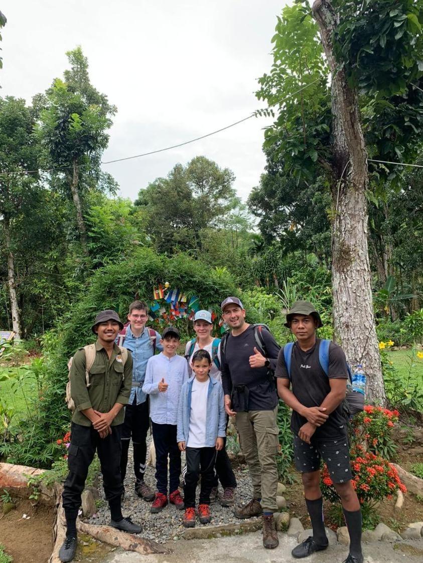 Wisma Batu Mandi Bukit Lawang Exteriör bild